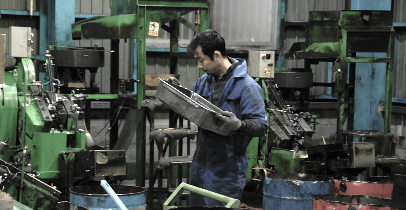 間崎ファスナー工場で働くスタッフ画像